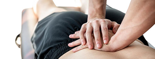 Rückenbandage kaufen – ergänzend zur Physiotherapie Eine Person bei der Physiotherapie – Rückenbandagen sollten unterstützend gekauft werden